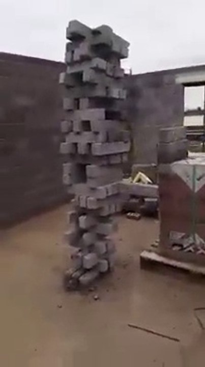 Des ouvriers jouent au Jenga avec de vraies briques