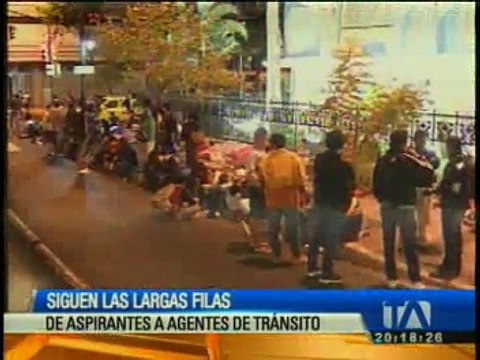 Larga fila para que los aspirantes a agentes entreguen sus documentos