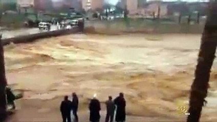 Descargar video: سيول جارفة تودي بحياة العشرات بكلميم جنوبي المغرب