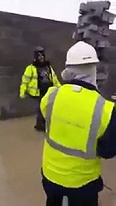 Des ouvriers jouent au Jenga avec des briques