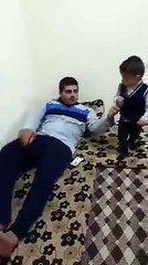 Babasına namaz kılmasını hatırlatan küçük çocuk