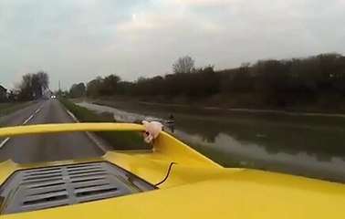 Ferrari ile sörf yapan eleman