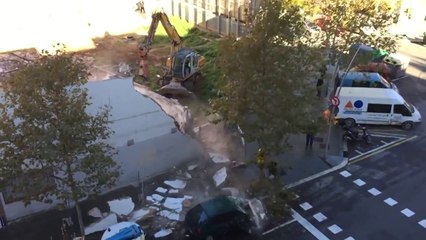 Télécharger la video: Ne pas garer sa voiture près d'un chantier de démolition : FAIL!