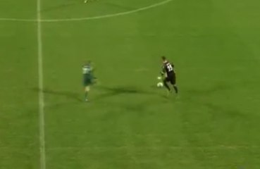 Il se prend pour Neuer et récolte un carton rouge