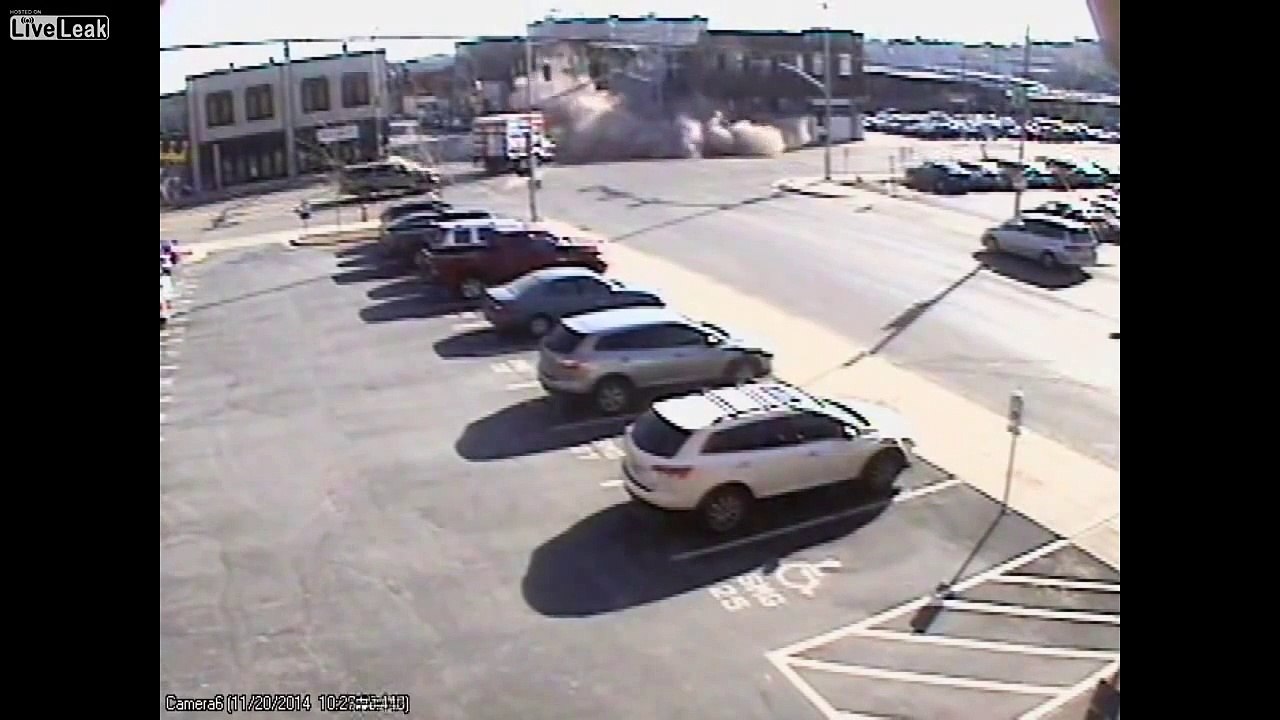 Détruire un bâtiment avec un 4x4... Accident de fou!