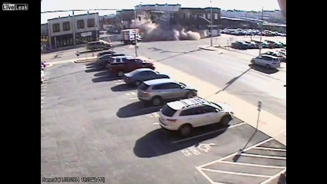 Détruire un bâtiment avec un 4x4... Accident de fou!