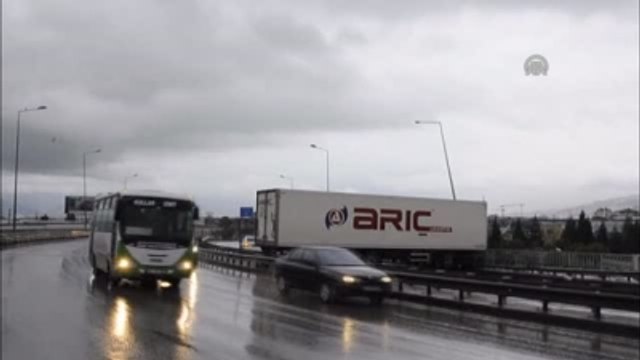 Kocaeli'nde Dorsesi Kayan Tır Yolu Trafiğe Kapattı