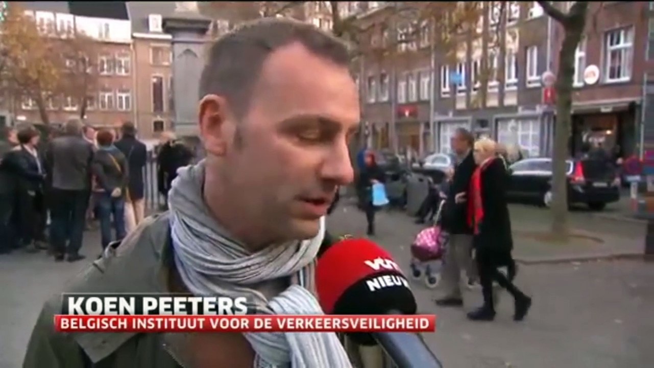 Une BMW joue l'auto-tamponneuse sur l'autoroute