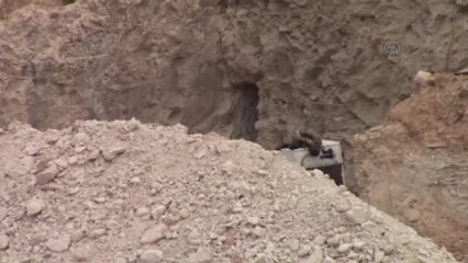 Zor Şartlar Altında Mağaralarda Yaşıyorlar