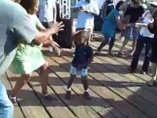 Regardez comme ce petit danse, c’est impressionnant !