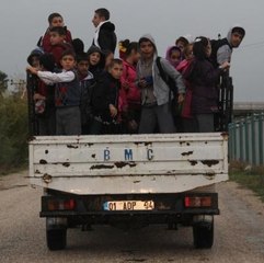Kamyon Kasasında Okula Tehlikeli Yolculuk