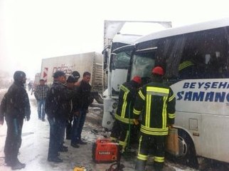 Midibüs Kamyona Çarptı: 20 Yaralı