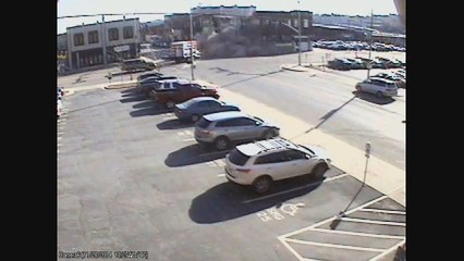 Femme au volant ... Bâtiment détruit!