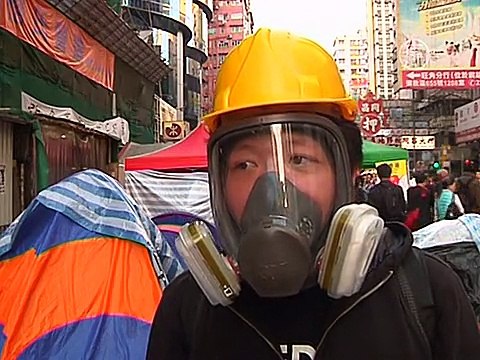 В Гонконге полиция начинает убирать баррикады