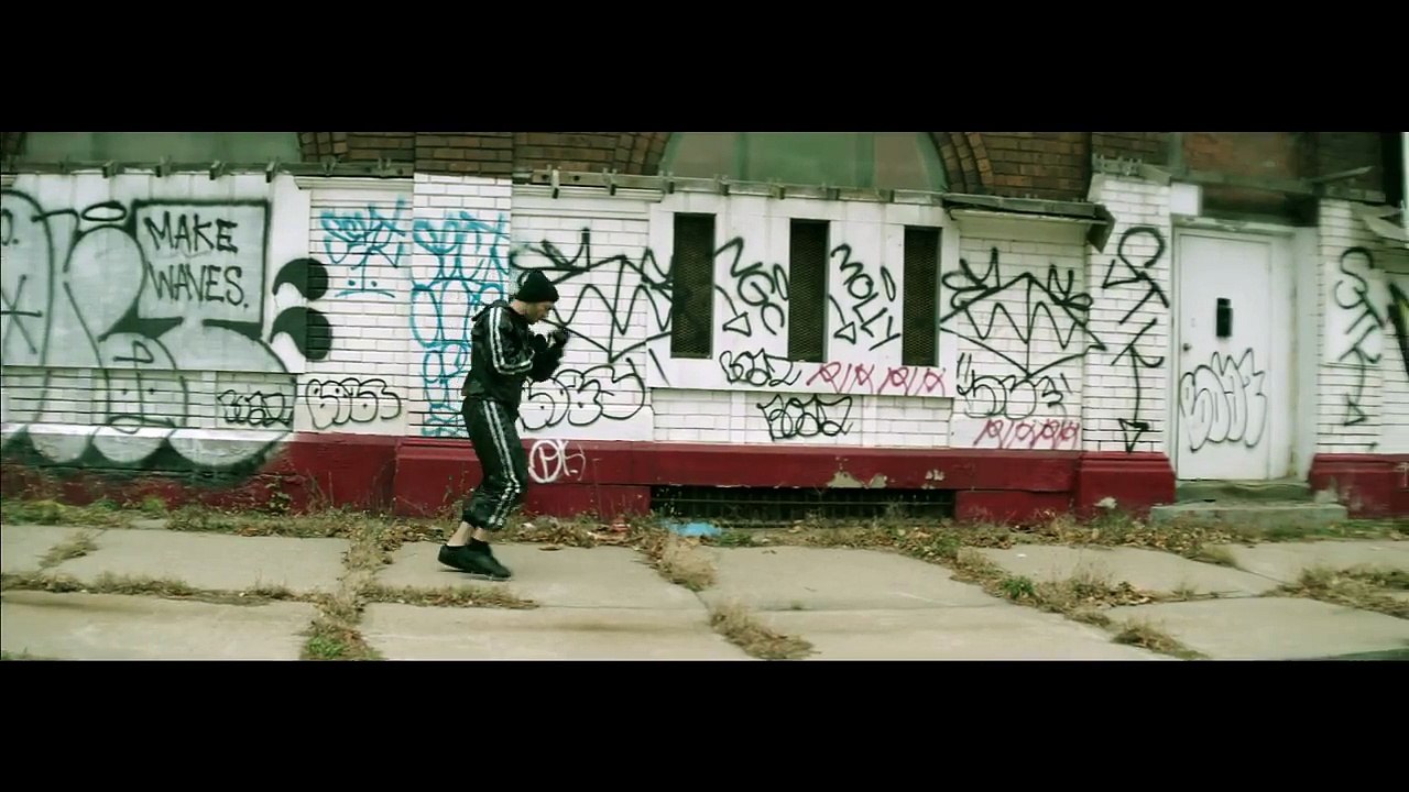 Eminem - Guts Over Fear ft. Sia (Clip officiel)