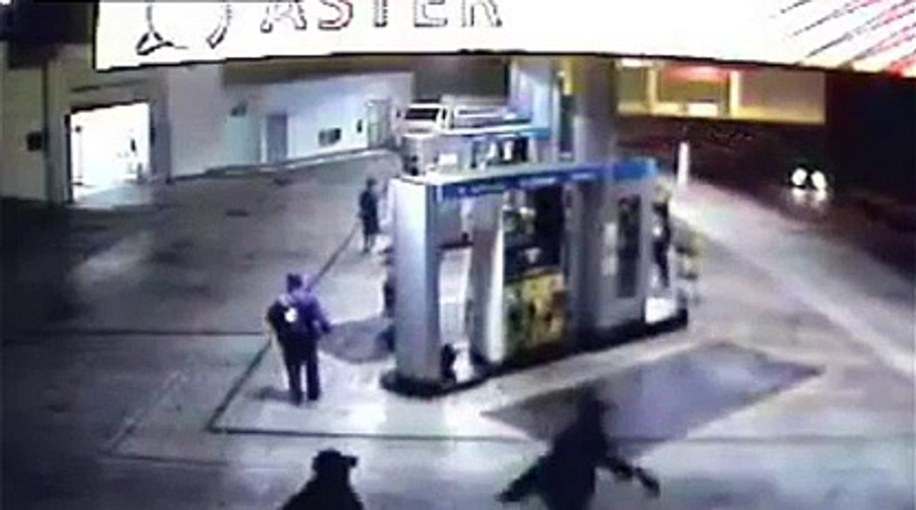 Un voiture fonce sur une station essence