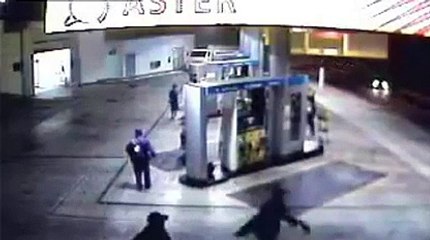 Un voiture fonce sur une station essence