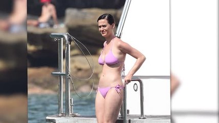 Katy Perry de fiesta en biquini en un bote antes de anuncio sobre el Super Bowl