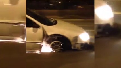 Circula con llanta echando chispas