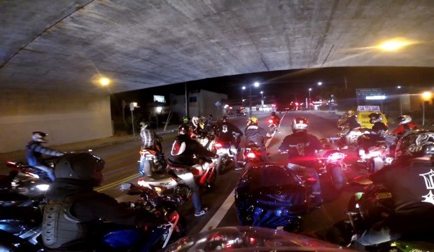 Course poursuite entre des motards et un hélicoptère de police