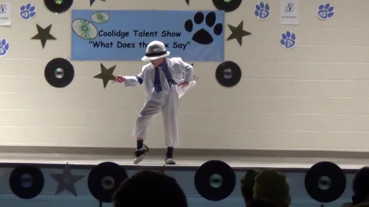 Un garçon de 6 ans danse sur Smooth Criminal de Michael Jackson