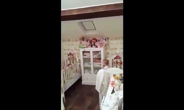 Pai apanha filhas de 1 ano a brincar durante a noite!