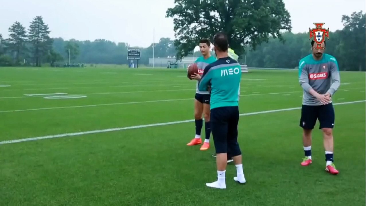 Cristiano Ronaldo gioca a Football Americano in allenamento