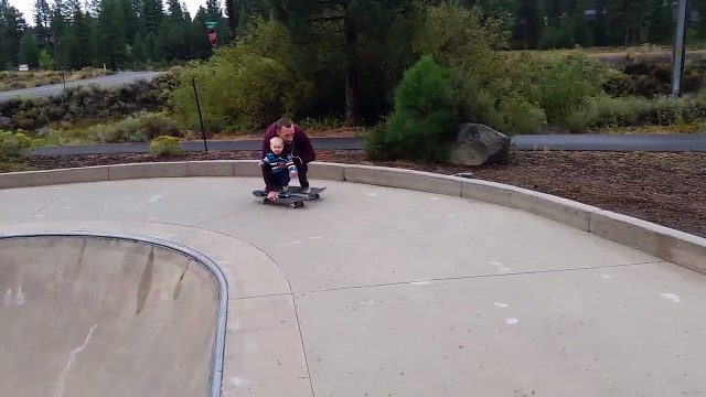Tony Hawk ensina filho de 11 meses a andar de skate!
