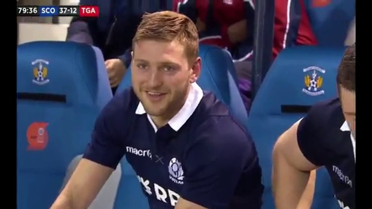 Finn Russell à la cool en bord de touche