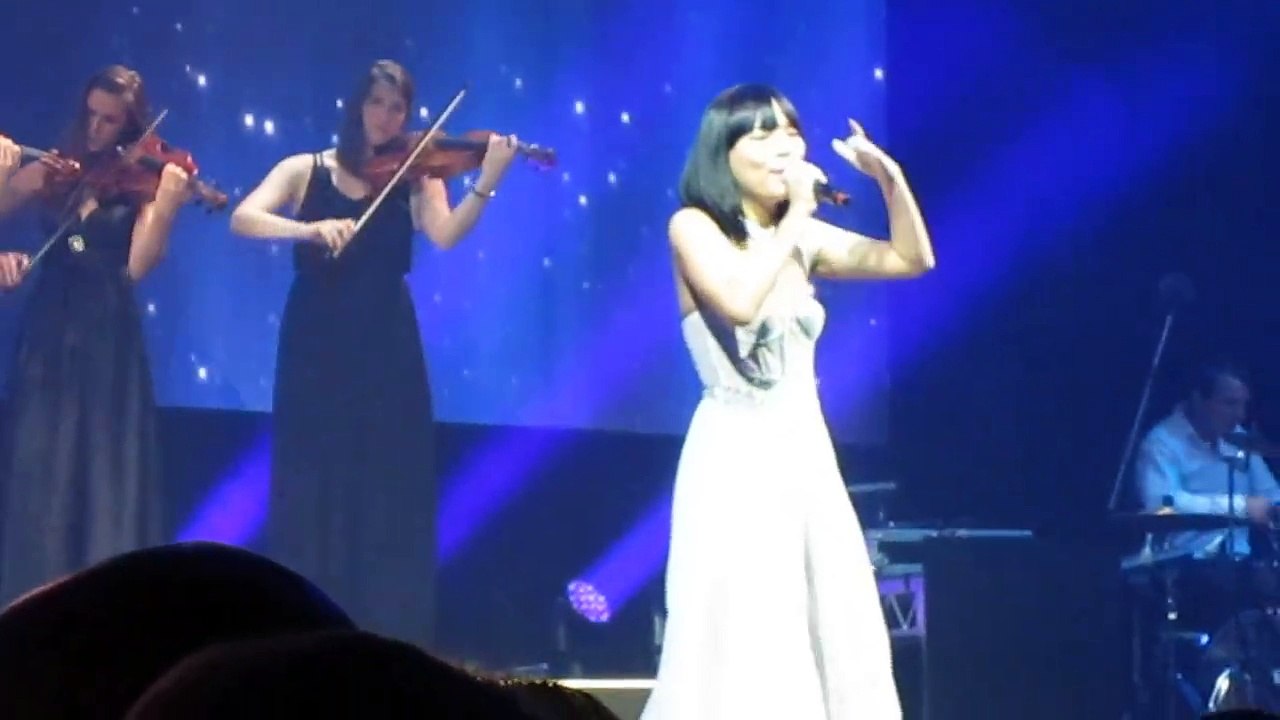 Dami Im singing Diamonds