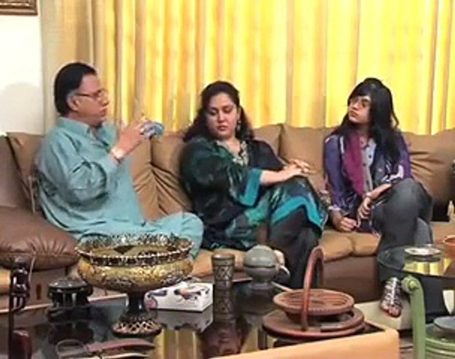 Hassan Nisar’s Wife First Time on Live TV Asking a Question From Hassan Nisar