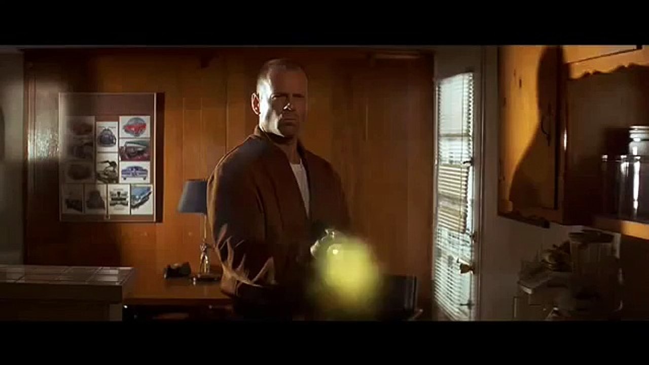 Poser son flingue en allant aux toilettes - Pulp Fiction (1994)