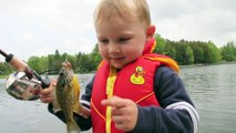 Cet enfant pêche son premier poisson et en est très content