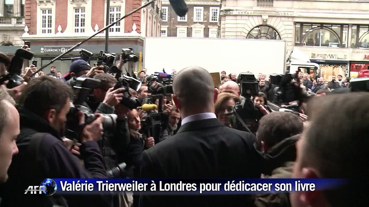 Valérie Trierweiler dédicace son livre à Londres
