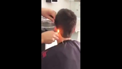 Un coiffeur utilise un briquet pour faire des coupes de cheveux ...