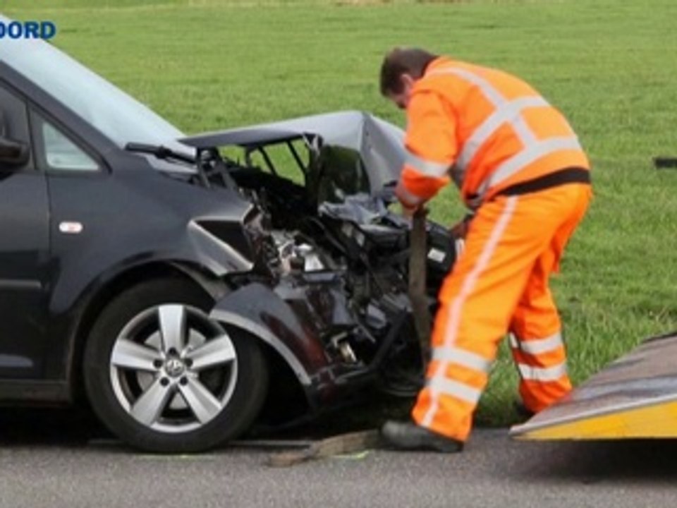 Video: Drie gewonden bij frontale botsing bij Doezum - RTV Noord