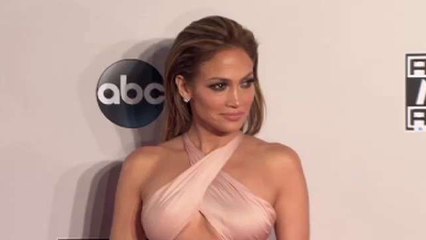 Скачать видео: Stars Sizzle on AMA Red Carpet