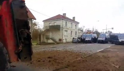 Ils embourbent les flics avec le tracteur