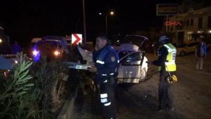 Karşı Şeride Geçen Otomobille Kamyonet Çarpıştı