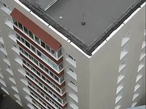 Baby miraculously survives fall طفل ينجو بأعجوبة من السقوططفل ينجو بأعجوبة من السقوط