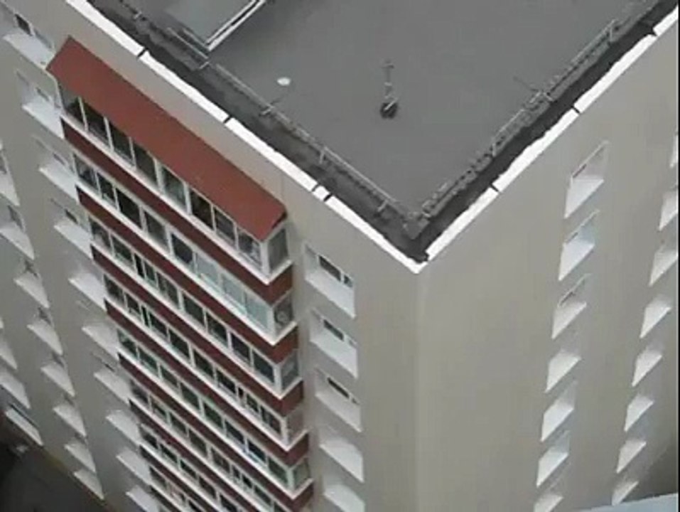 Baby miraculously survives fall طفل ينجو بأعجوبة من السقوططفل ينجو بأعجوبة من السقوط