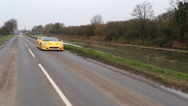 Il fait du wakeboard tracté par une Ferrari