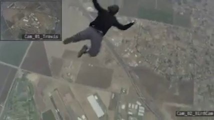 Sauter d'un avion sans parachute et atterrir sur un trampoline