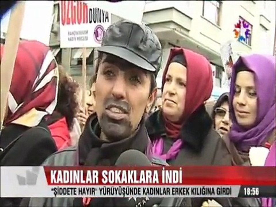 Kadınlar Şiddete Hayır yürüşünde erkek kılığında eylem yaptı