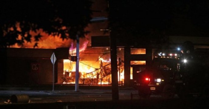 FERGUSON HOAX: LOOTERS ALLOWED TO LOOT FREELY AFTER GRAND JURY. POLICE NOT ARRESTING THEM.