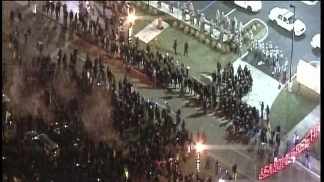 2e nuit de colère à Ferguson après la relaxe d'un policier blanc qui avait abattu un jeune Noir