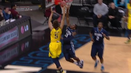 L'énorme contre du jour: Dylan Ennis (1m88) contre le dunk de DJ Wilson (2m06)