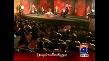 Students from FAST University Lahore Chanting 'Go Nawaz Go' and 'Go Imran Go' during a Live Show