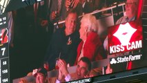 L'ancien President George Bush Senior et sa femme sur la Kiss Cam des Texans! Le bisous, le bisous!