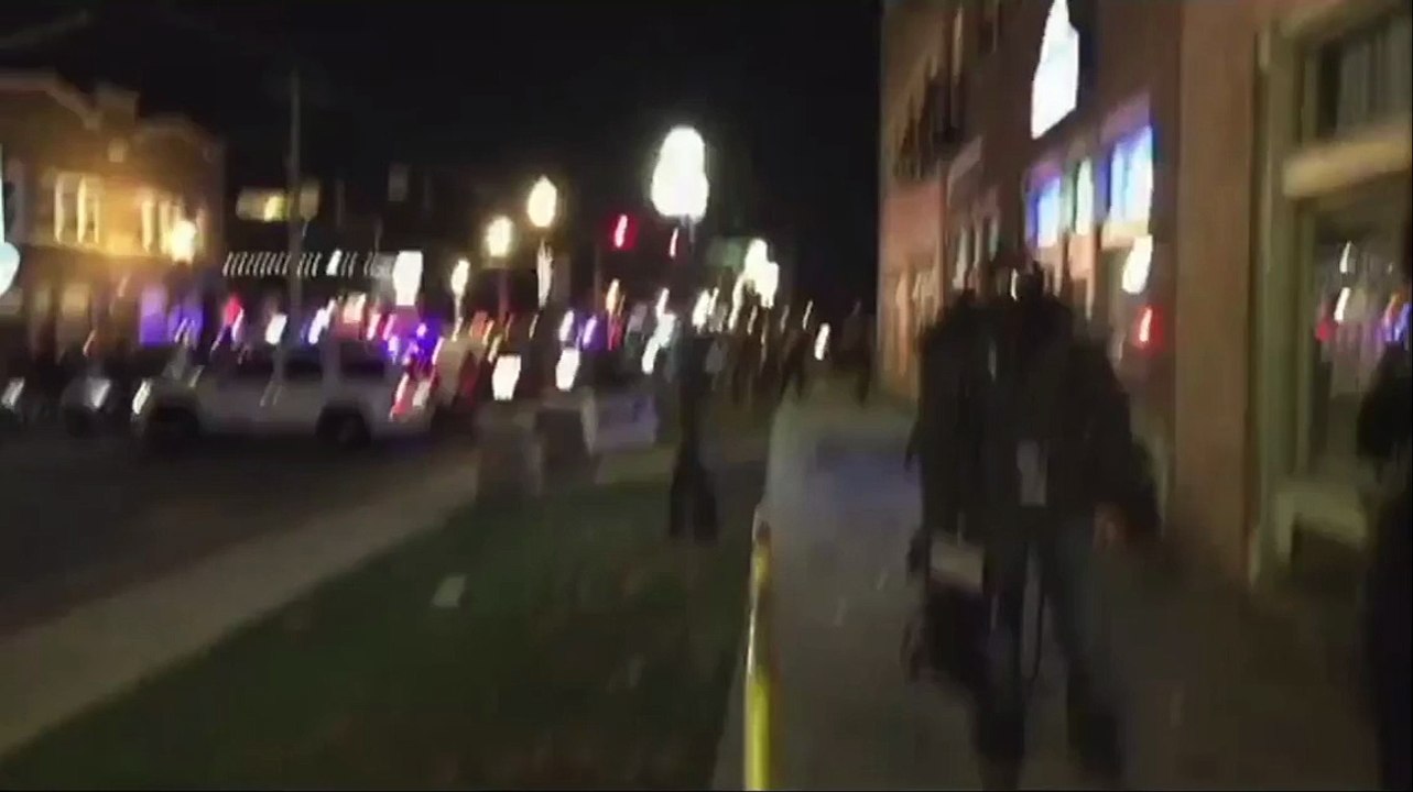 Un civil qui filme les émeutes de FERGUSON va se faire voler son iPhone en direct!